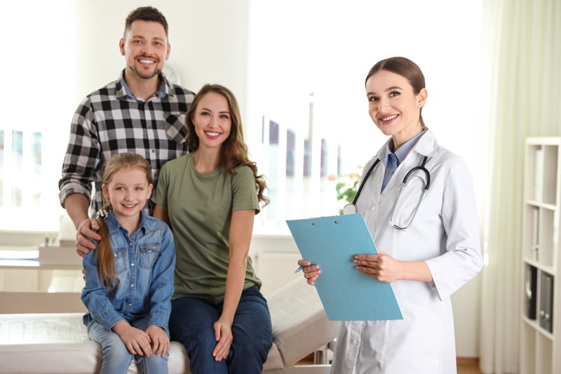 Familia revisando opciones de plan médico Triple-S en Puerto Rico