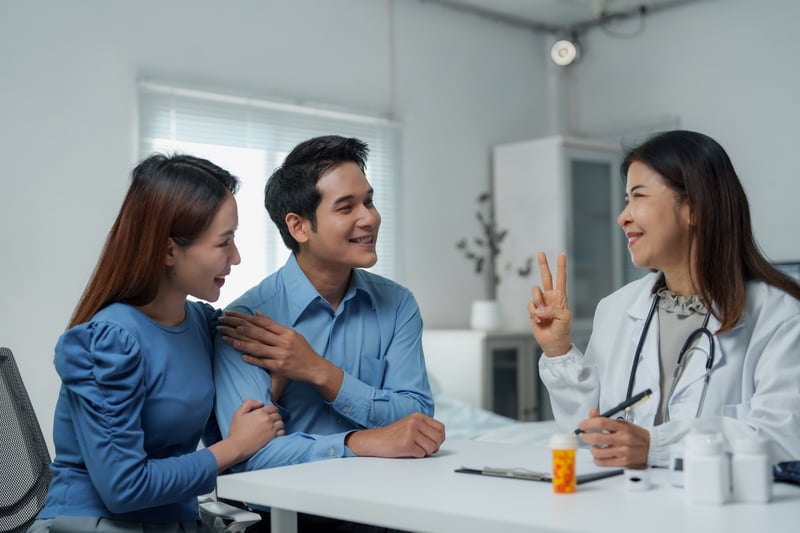 Pareja consultando opciones de plan médico Triple-S en Puerto Rico