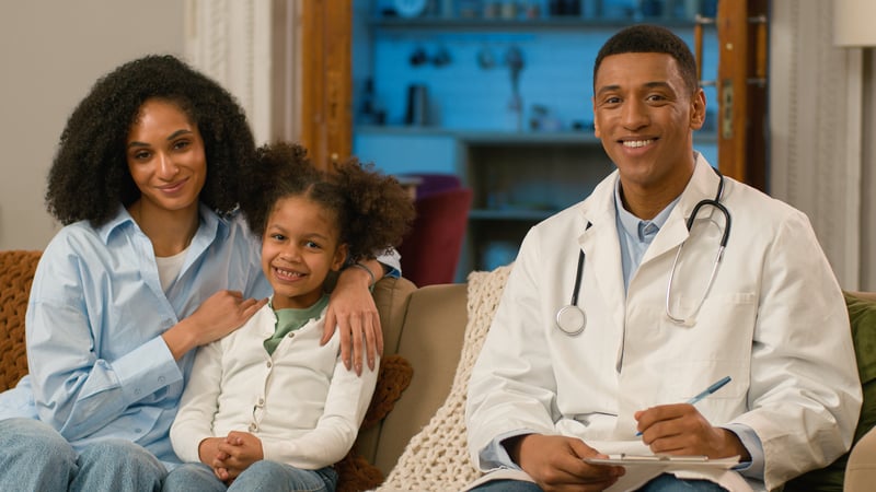 Doctor visitando a una familia para orientar sobre plan médico Triple-S en Puerto Rico